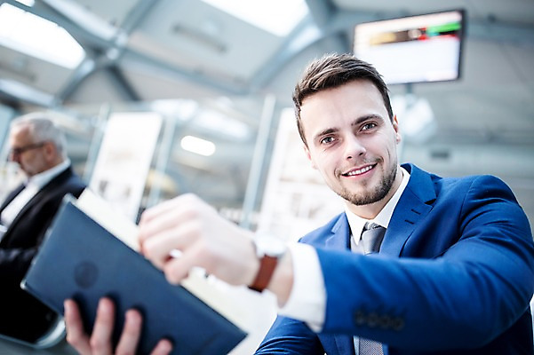 포토 JPG 서양인 노년 남자 의자 실내 웃음 상반신 성인 두명 앞모습 아웃포커스 다이어리 비즈니스맨 공항 출장 공항라운지 성인남자만 국내포토 외국인 뷰포인트 가구 비즈니스 교통시설 촬영기법 표정 사람 내부 사무용품 직장인 라운지 남자만 성인만 파일형식