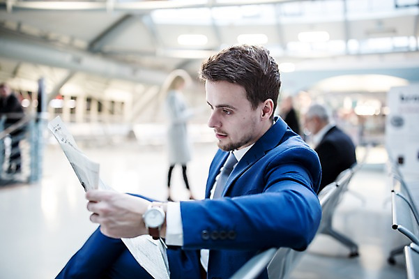 포토 JPG 서양인 여자 남자 의자 실내 앉기 여러명 상반신 성인 옆모습 아웃포커스 비즈니스맨 비즈니스우먼 신문 신문읽기 공항 출장 공항라운지 성인만 국내포토 외국인 뷰포인트 가구 다수 비즈니스 교통시설 모션 촬영기법 사람 내부 간행물 직장인 라운지 뉴스 읽기 파일형식