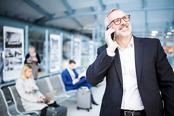 포토 JPG 서양인 여자 노년 남자 의자 실내 웃음 여러명 상반신 성인 앞모습 아웃포커스 노트북 스마트폰 캐리어 비즈니스맨 비즈니스우먼 공항 출장 통화 공항라운지 성인만 국내포토 외국인 뷰포인트 가구 다수 비즈니스 교통시설 모션 촬영기법 표정 사람 내부 전자제품 핸드폰 스마트기기 여행가방 직장인 라운지 파일형식