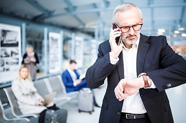 포토 JPG 서양인 여자 노년 남자 의자 실내 여러명 상반신 성인 앞모습 아웃포커스 노트북 스마트폰 캐리어 시간 비즈니스맨 비즈니스우먼 공항 손목시계 출장 통화 공항라운지 성인만 국내포토 외국인 뷰포인트 시계 가구 다수 비즈니스 장신구 교통시설 모션 촬영기법 사람 내부 전자제품 핸드폰 스마트기기 여행가방 직장인 라운지 파일형식