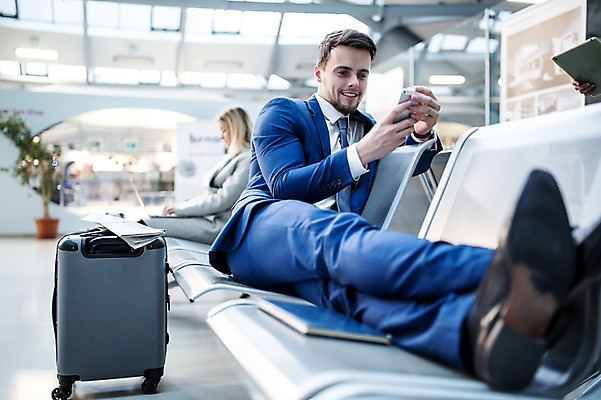 포토 JPG 전신 서양인 여자 남자 의자 실내 웃음 앉기 성인 두명 앞모습 아웃포커스 스마트폰 캐리어 비즈니스맨 비즈니스우먼 신문 공항 출장 공항라운지 성인만 국내포토 외국인 뷰포인트 가구 비즈니스 교통시설 모션 촬영기법 표정 사람 내부 간행물 핸드폰 스마트기기 여행가방 직장인 라운지 뉴스 파일형식