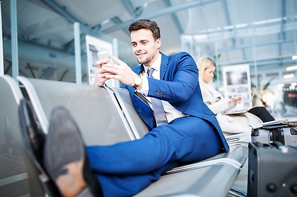 포토 JPG 서양인 여자 남자 의자 실내 웃음 앉기 성인 두명 앞모습 아웃포커스 스마트폰 캐리어 비즈니스맨 비즈니스우먼 공항 출장 공항라운지 성인만 국내포토 외국인 뷰포인트 가구 비즈니스 교통시설 모션 촬영기법 표정 사람 내부 핸드폰 스마트기기 여행가방 직장인 라운지 파일형식