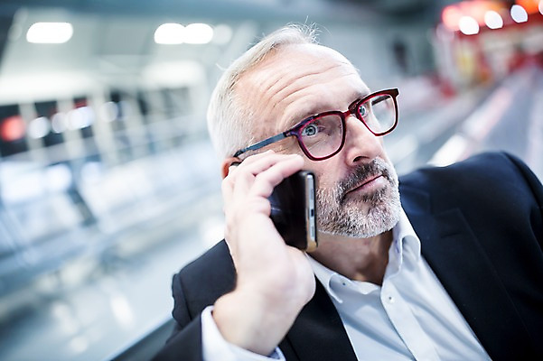 포토 JPG 서양인 응시 노년 남자 안경 실내 한명 상반신 앞모습 아웃포커스 스마트폰 비즈니스맨 공항 출장 통화 공항라운지 노인남자한명만 국내포토 외국인 1 시선 잡화 뷰포인트 비즈니스 교통시설 모션 촬영기법 사람 성인 내부 핸드폰 스마트기기 직장인 라운지 남자한명만 노인남자만 파일형식