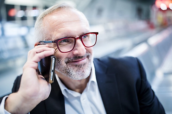 포토 JPG 서양인 응시 노년 남자 안경 실내 한명 웃음 상반신 앞모습 스마트폰 비즈니스맨 공항 출장 통화 공항라운지 노인남자한명만 국내포토 외국인 1 시선 잡화 뷰포인트 비즈니스 교통시설 모션 표정 사람 성인 내부 핸드폰 스마트기기 직장인 라운지 남자한명만 노인남자만 파일형식
