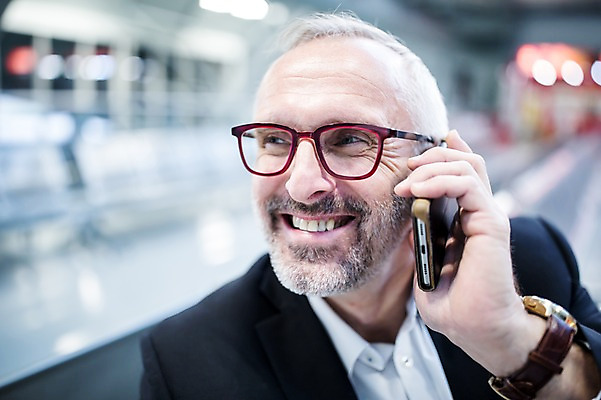 포토 JPG 서양인 응시 노년 남자 안경 실내 한명 웃음 상반신 앞모습 스마트폰 비즈니스맨 공항 출장 통화 공항라운지 노인남자한명만 국내포토 외국인 1 시선 잡화 뷰포인트 비즈니스 교통시설 모션 표정 사람 성인 내부 핸드폰 스마트기기 직장인 라운지 남자한명만 노인남자만 파일형식