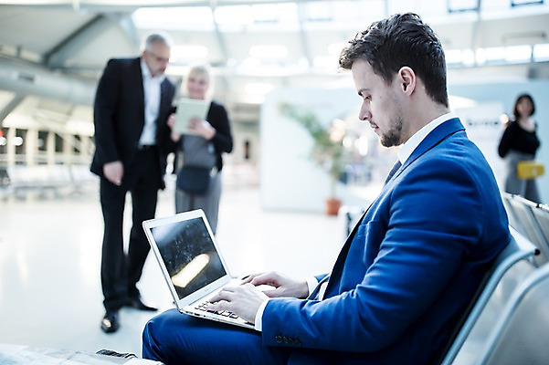 포토 JPG 서양인 여자 노년 남자 의자 실내 앉기 여러명 상반신 성인 옆모습 아웃포커스 노트북 비즈니스맨 비즈니스우먼 공항 출장 공항라운지 성인만 국내포토 외국인 뷰포인트 가구 다수 비즈니스 교통시설 모션 촬영기법 사람 내부 전자제품 직장인 라운지 파일형식