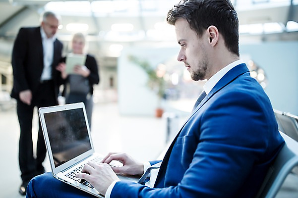 포토 JPG 서양인 여자 노년 남자 의자 실내 앉기 상반신 성인 옆모습 아웃포커스 세명 노트북 비즈니스맨 비즈니스우먼 공항 출장 공항라운지 성인만 국내포토 외국인 뷰포인트 가구 비즈니스 교통시설 모션 촬영기법 사람 내부 전자제품 직장인 라운지 파일형식