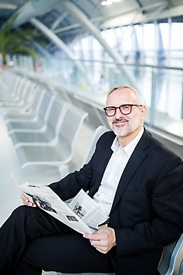 포토 JPG 서양인 노년 남자 의자 실내 한명 웃음 앉기 상반신 앞모습 아웃포커스 다리꼬기 비즈니스맨 신문 신문읽기 공항 출장 공항라운지 노인남자한명만 국내포토 외국인 1 뷰포인트 가구 비즈니스 교통시설 모션 촬영기법 표정 사람 성인 내부 간행물 직장인 라운지 뉴스 읽기 남자한명만 노인남자만 파일형식