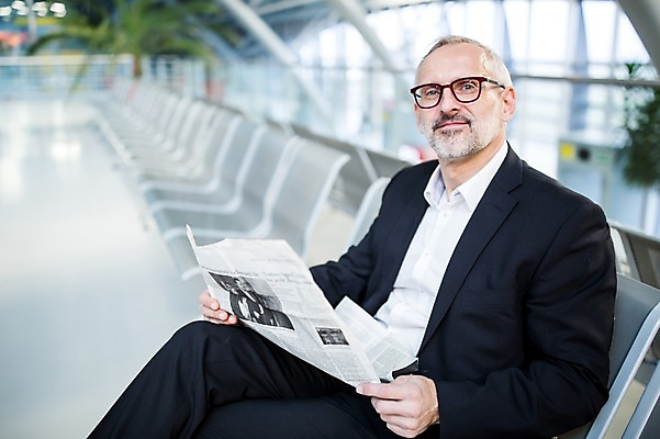 포토 JPG 서양인 노년 남자 의자 실내 한명 앉기 상반신 앞모습 아웃포커스 다리꼬기 비즈니스맨 신문 신문읽기 공항 출장 공항라운지 노인남자한명만 국내포토 외국인 1 뷰포인트 가구 비즈니스 교통시설 모션 촬영기법 사람 성인 내부 간행물 직장인 라운지 뉴스 읽기 남자한명만 노인남자만 파일형식