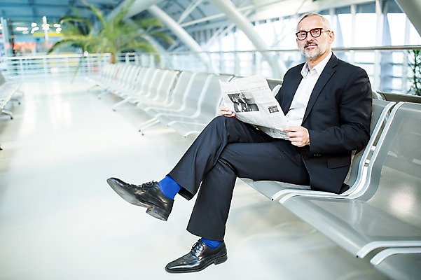 포토 JPG 전신 서양인 노년 남자 의자 실내 한명 앉기 앞모습 아웃포커스 다리꼬기 비즈니스맨 신문 신문읽기 공항 출장 공항라운지 노인남자한명만 국내포토 외국인 1 뷰포인트 가구 비즈니스 교통시설 모션 촬영기법 사람 성인 내부 간행물 직장인 라운지 뉴스 읽기 남자한명만 노인남자만 파일형식