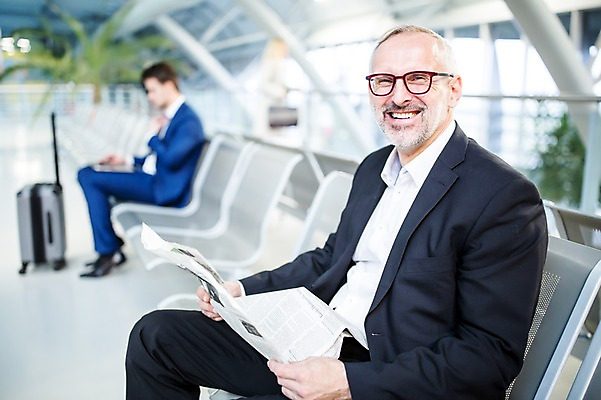 포토 JPG 서양인 여자 노년 남자 의자 실내 웃음 앉기 성인 앞모습 아웃포커스 세명 비즈니스맨 비즈니스우먼 신문 신문읽기 공항 출장 공항라운지 성인만 국내포토 외국인 뷰포인트 가구 비즈니스 교통시설 모션 촬영기법 표정 사람 내부 간행물 직장인 라운지 뉴스 읽기 파일형식