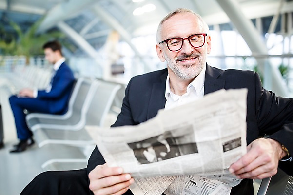 포토 JPG 서양인 여자 노년 남자 의자 실내 웃음 앉기 성인 앞모습 아웃포커스 세명 비즈니스맨 비즈니스우먼 신문 신문읽기 공항 출장 공항라운지 성인만 국내포토 외국인 뷰포인트 가구 비즈니스 교통시설 모션 촬영기법 표정 사람 내부 간행물 직장인 라운지 뉴스 읽기 파일형식