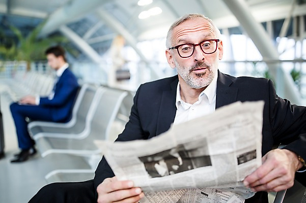 포토 JPG 서양인 여자 노년 남자 의자 실내 앉기 성인 앞모습 아웃포커스 세명 놀람 비즈니스맨 비즈니스우먼 신문 신문읽기 공항 출장 공항라운지 성인만 국내포토 외국인 감정 뷰포인트 가구 비즈니스 교통시설 모션 촬영기법 표정 사람 내부 간행물 직장인 라운지 뉴스 읽기 파일형식