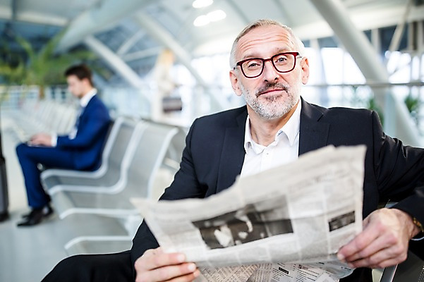 포토 JPG 서양인 여자 노년 남자 의자 실내 앉기 성인 앞모습 아웃포커스 세명 비즈니스맨 비즈니스우먼 신문 신문읽기 공항 출장 공항라운지 성인만 국내포토 외국인 뷰포인트 가구 비즈니스 교통시설 모션 촬영기법 사람 내부 간행물 직장인 라운지 뉴스 읽기 파일형식