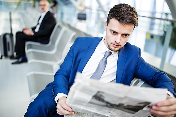 포토 JPG 서양인 여자 노년 남자 의자 실내 앉기 여러명 성인 앞모습 아웃포커스 캐리어 비즈니스맨 비즈니스우먼 신문 신문읽기 공항 출장 공항라운지 성인만 국내포토 외국인 뷰포인트 가구 다수 비즈니스 교통시설 모션 촬영기법 사람 내부 간행물 여행가방 직장인 라운지 뉴스 읽기 파일형식