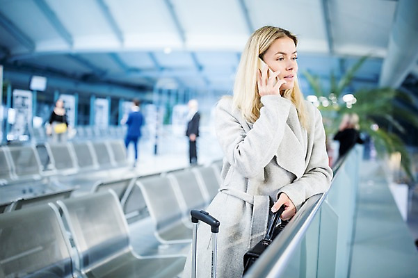 포토 JPG 서양인 응시 여자 남자 의자 실내 여러명 상반신 성인 아웃포커스 스마트폰 캐리어 비즈니스우먼 공항 출장 통화 공항라운지 국내포토 외국인 시선 가구 다수 비즈니스 교통시설 모션 촬영기법 사람 내부 핸드폰 스마트기기 여행가방 직장인 라운지 파일형식