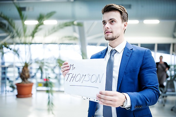 포토 JPG 서양인 배너 응시 여자 남자 사각프레임 광고판 알림판 실내 들기 상반신 성인 두명 앞모습 아웃포커스 비즈니스맨 공항 출장 환영인사 공항라운지 성인만 국내포토 외국인 시선 뷰포인트 비즈니스 교통시설 모션 프레임 촬영기법 사람 내부 사각형 인사 직장인 라운지 판 파일형식