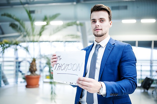 포토 JPG 서양인 배너 남자 사각프레임 광고판 알림판 실내 한명 들기 상반신 성인 앞모습 아웃포커스 비즈니스맨 공항 출장 환영인사 공항라운지 성인남자한명만 국내포토 외국인 1 뷰포인트 비즈니스 교통시설 모션 프레임 촬영기법 사람 내부 사각형 인사 직장인 라운지 판 남자한명만 성인남자만 파일형식