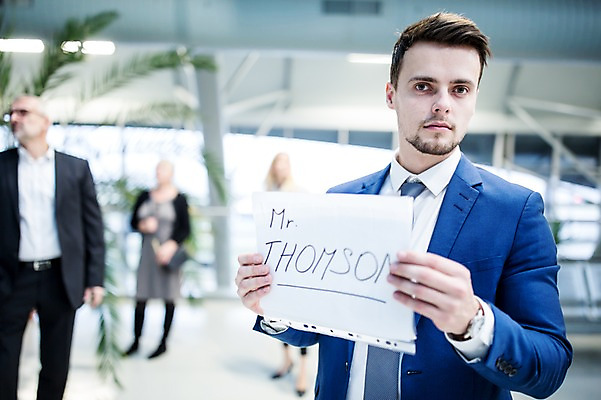 포토 JPG 서양인 배너 여자 노년 남자 사각프레임 광고판 알림판 실내 들기 여러명 상반신 성인 앞모습 아웃포커스 비즈니스맨 비즈니스우먼 공항 동료 출장 환영인사 공항라운지 성인만 국내포토 외국인 뷰포인트 다수 비즈니스 관계 교통시설 모션 프레임 촬영기법 사람 내부 사각형 인사 직장인 라운지 판 파일형식