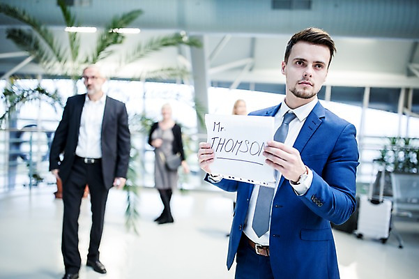 포토 JPG 서양인 배너 여자 노년 남자 사각프레임 광고판 알림판 실내 들기 여러명 상반신 성인 앞모습 아웃포커스 비즈니스맨 비즈니스우먼 공항 동료 출장 환영인사 공항라운지 성인만 국내포토 외국인 뷰포인트 다수 비즈니스 관계 교통시설 모션 프레임 촬영기법 사람 내부 사각형 인사 직장인 라운지 판 파일형식