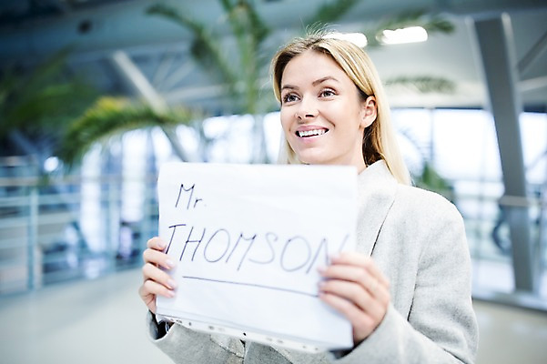 포토 JPG 서양인 배너 응시 여자 사각프레임 광고판 알림판 실내 한명 웃음 들기 상반신 성인 앞모습 아웃포커스 비즈니스우먼 공항 출장 환영인사 공항라운지 성인여자한명만 국내포토 외국인 1 시선 뷰포인트 비즈니스 교통시설 모션 프레임 촬영기법 표정 사람 내부 사각형 인사 직장인 라운지 판 여자한명만 성인여자만 파일형식