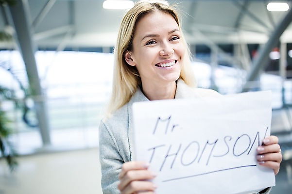 포토 JPG 서양인 배너 여자 사각프레임 광고판 알림판 실내 한명 웃음 들기 상반신 성인 앞모습 아웃포커스 비즈니스우먼 공항 출장 환영인사 공항라운지 성인여자한명만 국내포토 외국인 1 뷰포인트 비즈니스 교통시설 모션 프레임 촬영기법 표정 사람 내부 사각형 인사 직장인 라운지 판 여자한명만 성인여자만 파일형식