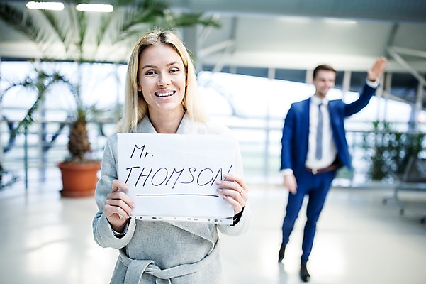 포토 JPG 서양인 배너 여자 남자 사각프레임 광고판 알림판 실내 웃음 들기 상반신 성인 두명 앞모습 아웃포커스 비즈니스맨 비즈니스우먼 공항 동료 출장 손인사 환영인사 공항라운지 성인만 국내포토 외국인 뷰포인트 비즈니스 관계 교통시설 모션 프레임 촬영기법 표정 사람 내부 사각형 인사 직장인 라운지 판 파일형식