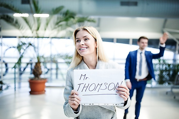 포토 JPG 서양인 배너 여자 남자 사각프레임 광고판 알림판 실내 웃음 들기 상반신 성인 두명 앞모습 아웃포커스 비즈니스맨 비즈니스우먼 공항 동료 출장 손인사 환영인사 공항라운지 성인만 국내포토 외국인 뷰포인트 비즈니스 관계 교통시설 모션 프레임 촬영기법 표정 사람 내부 사각형 인사 직장인 라운지 판 파일형식