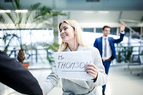 포토 JPG 서양인 배너 여자 남자 악수 사각프레임 광고판 알림판 실내 웃음 들기 상반신 성인 두명 앞모습 아웃포커스 비즈니스맨 비즈니스우먼 공항 동료 출장 손인사 환영인사 공항라운지 성인만 국내포토 외국인 뷰포인트 비즈니스 관계 교통시설 모션 프레임 촬영기법 표정 사람 손짓 내부 사각형 인사 직장인 라운지 판 파일형식