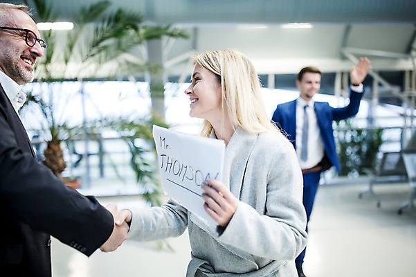 포토 JPG 서양인 배너 여자 노년 남자 악수 사각프레임 광고판 알림판 실내 들기 상반신 성인 옆모습 아웃포커스 세명 마주보기 비즈니스맨 비즈니스우먼 공항 동료 출장 손인사 환영인사 공항라운지 성인만 국내포토 외국인 뷰포인트 비즈니스 관계 교통시설 모션 프레임 촬영기법 사람 손짓 내부 사각형 인사 직장인 라운지 판 파일형식