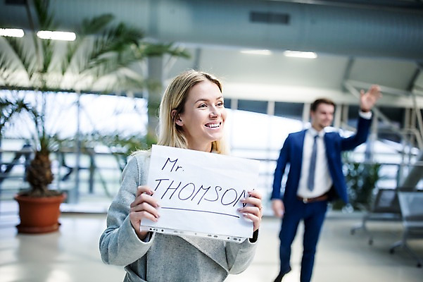 포토 JPG 서양인 배너 여자 남자 사각프레임 광고판 알림판 실내 웃음 들기 상반신 성인 두명 앞모습 아웃포커스 비즈니스맨 비즈니스우먼 공항 동료 출장 손인사 환영인사 공항라운지 성인만 국내포토 외국인 뷰포인트 비즈니스 관계 교통시설 모션 프레임 촬영기법 표정 사람 내부 사각형 인사 직장인 라운지 판 파일형식