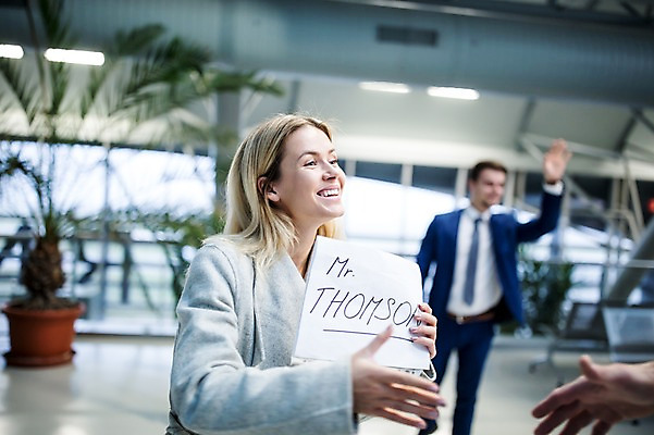 포토 JPG 서양인 배너 여자 남자 악수 사각프레임 광고판 알림판 실내 웃음 들기 상반신 성인 두명 아웃포커스 비즈니스맨 비즈니스우먼 공항 동료 출장 손인사 환영인사 공항라운지 성인만 국내포토 외국인 비즈니스 관계 교통시설 모션 프레임 촬영기법 표정 사람 손짓 내부 사각형 인사 직장인 라운지 판 파일형식