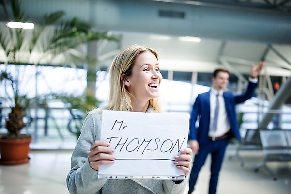 포토 JPG 서양인 배너 여자 남자 사각프레임 광고판 알림판 실내 웃음 들기 상반신 성인 두명 앞모습 아웃포커스 비즈니스맨 비즈니스우먼 공항 동료 출장 손인사 환영인사 공항라운지 성인만 국내포토 외국인 뷰포인트 비즈니스 관계 교통시설 모션 프레임 촬영기법 표정 사람 내부 사각형 인사 직장인 라운지 판 파일형식