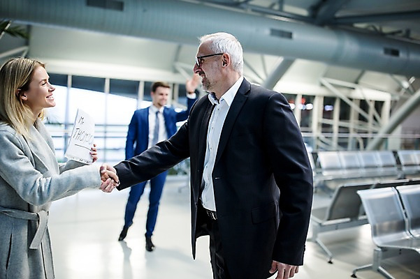 포토 JPG 서양인 배너 여자 노년 남자 악수 사각프레임 광고판 알림판 실내 웃음 들기 성인 옆모습 아웃포커스 세명 마주보기 비즈니스맨 비즈니스우먼 공항 동료 출장 환영인사 공항라운지 성인만 국내포토 외국인 뷰포인트 비즈니스 관계 교통시설 모션 프레임 촬영기법 표정 사람 손짓 내부 사각형 인사 직장인 라운지 판 파일형식