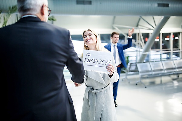 포토 JPG 서양인 배너 여자 노년 남자 악수 사각프레임 광고판 알림판 실내 서기 웃음 들기 성인 뒷모습 아웃포커스 세명 비즈니스맨 비즈니스우먼 공항 동료 출장 손인사 환영인사 공항라운지 성인만 국내포토 외국인 뷰포인트 비즈니스 관계 교통시설 모션 프레임 촬영기법 표정 사람 손짓 내부 사각형 인사 직장인 라운지 판 파일형식