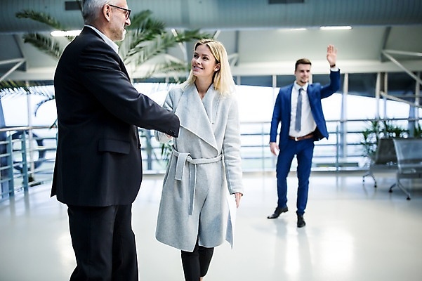 포토 JPG 서양인 여자 노년 남자 악수 실내 서기 웃음 성인 아웃포커스 세명 마주보기 비즈니스맨 비즈니스우먼 공항 동료 출장 손인사 환영인사 공항라운지 성인만 국내포토 외국인 비즈니스 관계 교통시설 모션 촬영기법 표정 사람 손짓 내부 인사 직장인 라운지 파일형식