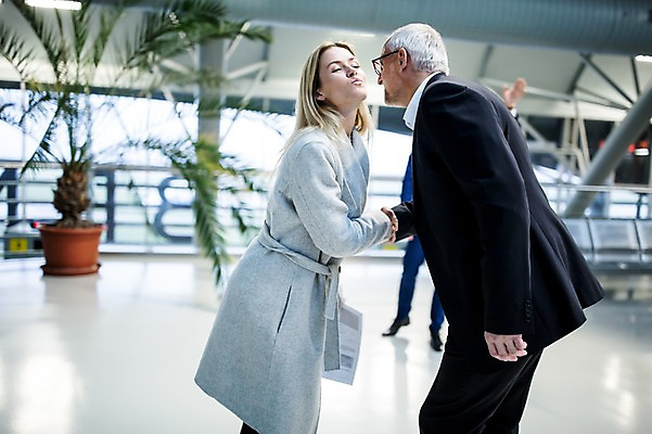 포토 JPG 서양인 여자 노년 남자 키스 실내 서기 성인 옆모습 아웃포커스 세명 비즈니스맨 비즈니스우먼 공항 동료 출장 환영인사 공항라운지 성인만 국내포토 외국인 뷰포인트 비즈니스 관계 교통시설 모션 촬영기법 사람 내부 인사 직장인 라운지 애정표현 파일형식