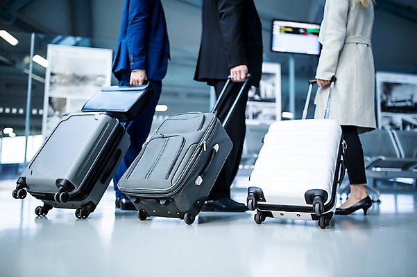 포토 JPG 여자 남자 서류가방 실내 서기 성인 뒷모습 아웃포커스 세명 캐리어 하반신 비즈니스맨 비즈니스우먼 공항 동료 출장 공항라운지 성인만 국내포토 뷰포인트 가방 비즈니스 관계 교통시설 모션 촬영기법 사람 내부 여행가방 직장인 라운지 파일형식