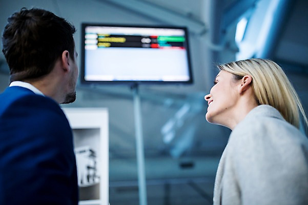 포토 JPG 서양인 응시 여자 남자 실내 웃음 상반신 성인 두명 뒷모습 아웃포커스 스크린 비즈니스맨 비즈니스우먼 공항 동료 출장 공항라운지 성인만 국내포토 외국인 시선 뷰포인트 비즈니스 관계 교통시설 촬영기법 표정 사람 내부 직장인 라운지 파일형식