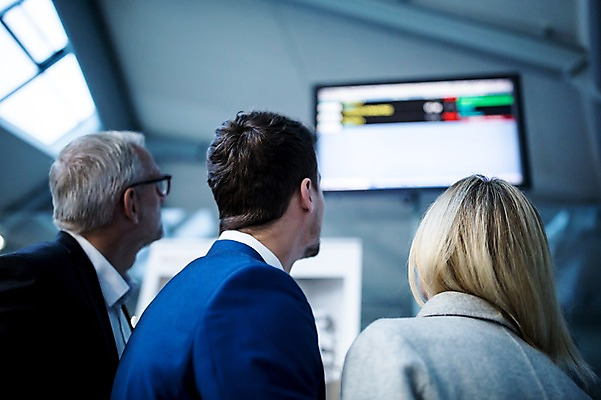 포토 JPG 서양인 응시 여자 노년 남자 실내 상반신 성인 뒷모습 아웃포커스 세명 스크린 비즈니스맨 비즈니스우먼 공항 동료 출장 공항라운지 성인만 국내포토 외국인 시선 뷰포인트 비즈니스 관계 교통시설 촬영기법 사람 내부 직장인 라운지 파일형식