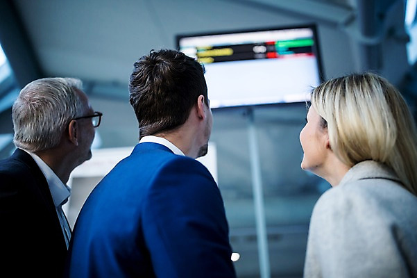 포토 JPG 서양인 응시 여자 노년 남자 실내 상반신 성인 뒷모습 아웃포커스 세명 스크린 비즈니스맨 비즈니스우먼 공항 동료 출장 공항라운지 성인만 국내포토 외국인 시선 뷰포인트 비즈니스 관계 교통시설 촬영기법 사람 내부 직장인 라운지 파일형식