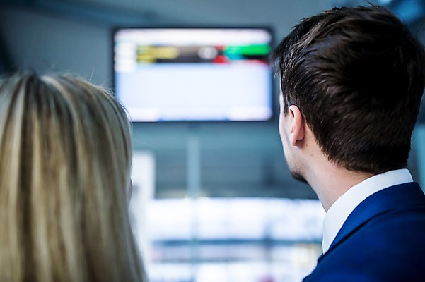 포토 JPG 서양인 응시 여자 남자 실내 상반신 성인 두명 뒷모습 아웃포커스 스크린 비즈니스맨 비즈니스우먼 공항 동료 출장 공항라운지 성인만 국내포토 외국인 시선 뷰포인트 비즈니스 관계 교통시설 촬영기법 사람 내부 직장인 라운지 파일형식