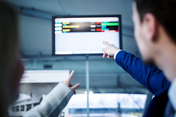 포토 JPG 서양인 응시 여자 남자 실내 성인 두명 뒷모습 아웃포커스 스크린 가리킴 비즈니스맨 비즈니스우먼 공항 동료 출장 공항라운지 국내포토 외국인 시선 뷰포인트 비즈니스 관계 교통시설 촬영기법 사람 손짓 내부 직장인 라운지 파일형식