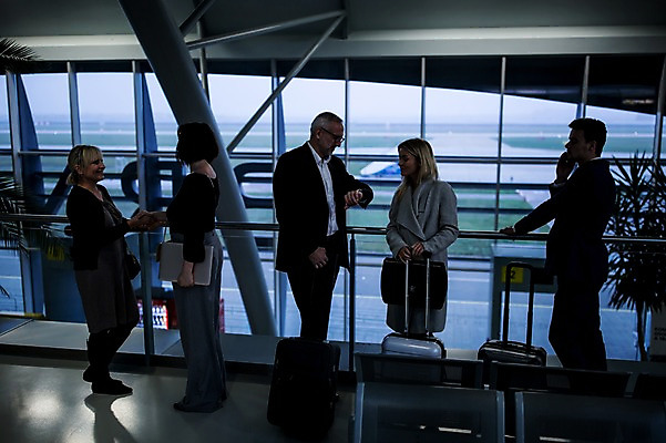 포토 JPG 전신 서양인 여자 노년 남자 의자 실내 대화 서기 여러명 성인 옆모습 캐리어 비즈니스맨 비즈니스우먼 공항 동료 출장 공항라운지 성인만 국내포토 외국인 뷰포인트 가구 다수 비즈니스 관계 교통시설 모션 말하기 사람 내부 여행가방 직장인 라운지 파일형식