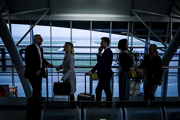 포토 JPG 서양인 여자 노년 남자 의자 실내 대화 서기 여러명 성인 옆모습 마주보기 캐리어 비즈니스맨 비즈니스우먼 공항 동료 출장 공항라운지 성인만 국내포토 외국인 뷰포인트 가구 다수 비즈니스 관계 교통시설 모션 말하기 사람 내부 여행가방 직장인 라운지 파일형식