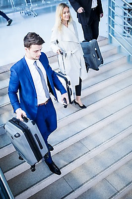 포토 JPG 전신 서양인 여자 남자 실내 성인 세명 걷기 계단 캐리어 비즈니스맨 비즈니스우먼 공항 동료 출장 공항라운지 성인만 국내포토 외국인 비즈니스 관계 교통시설 모션 사람 내부 여행가방 직장인 라운지 파일형식