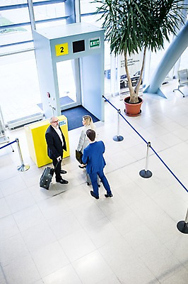 포토 JPG 전신 서양인 여자 노년 남자 출입구 실내 서기 성인 세명 하이앵글 캐리어 비즈니스맨 비즈니스우먼 공항 동료 출장 게이트 공항라운지 성인만 국내포토 외국인 뷰포인트 비즈니스 관계 교통시설 모션 사람 내부 여행가방 직장인 라운지 파일형식