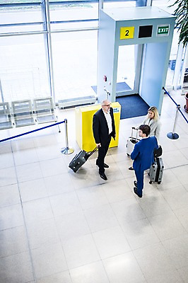 포토 JPG 전신 서양인 여자 노년 남자 출입구 실내 서기 성인 세명 하이앵글 캐리어 비즈니스맨 비즈니스우먼 공항 동료 출장 게이트 공항라운지 성인만 국내포토 외국인 뷰포인트 비즈니스 관계 교통시설 모션 사람 내부 여행가방 직장인 라운지 파일형식