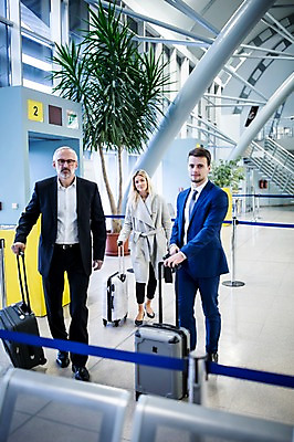 포토 JPG 전신 서양인 여자 노년 남자 출입구 실내 서기 성인 앞모습 세명 캐리어 비즈니스맨 비즈니스우먼 공항 동료 출장 게이트 공항라운지 성인만 국내포토 외국인 뷰포인트 비즈니스 관계 교통시설 모션 사람 내부 여행가방 직장인 라운지 파일형식