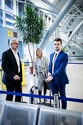 포토 JPG 서양인 여자 노년 남자 출입구 실내 서기 성인 앞모습 세명 캐리어 비즈니스맨 비즈니스우먼 공항 동료 출장 게이트 공항라운지 성인만 국내포토 외국인 뷰포인트 비즈니스 관계 교통시설 모션 사람 내부 여행가방 직장인 라운지 파일형식